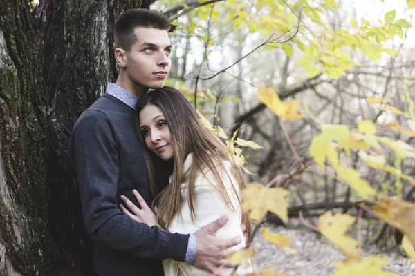 Teen couple at autumn park — Stock Photo, Image