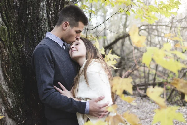 Teen couple at autumn park — Stock Photo, Image