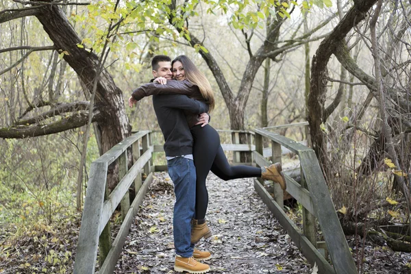 Coppia di adolescenti al parco autunnale — Foto Stock