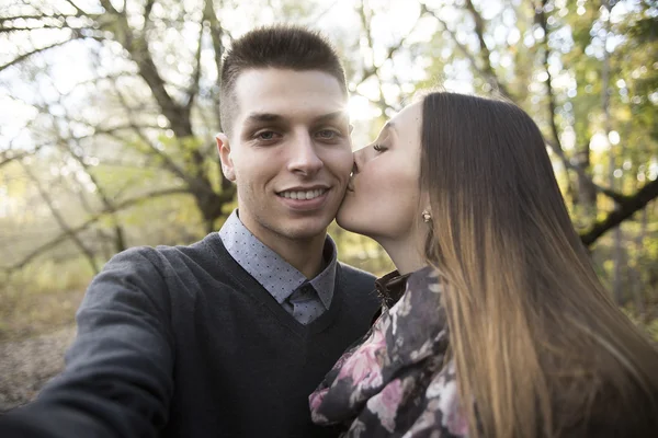 Teen par på hösten park — Stockfoto