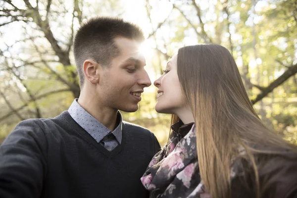 Teen couple at autumn park — Stock Photo, Image