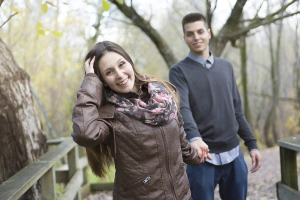 青少年夫妇在秋天公园 — 图库照片