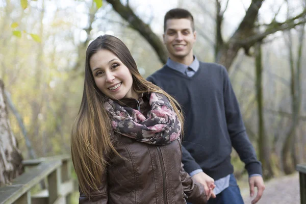 Adolescente casal no parque de outono — Fotografia de Stock