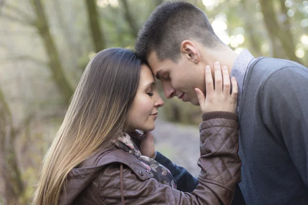 Coppia di adolescenti al parco autunnale — Foto Stock