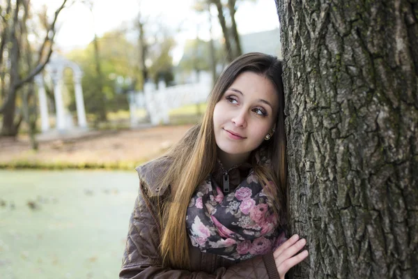 Retrato de una hermosa joven morena en el parque en otoño . —  Fotos de Stock