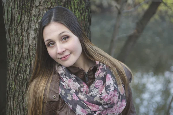 Beautiful autumn woman in golden park — Stock Photo, Image