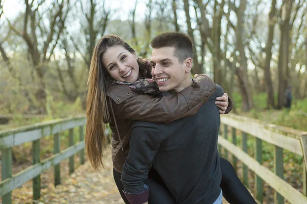Έφηβος ζευγάρι στο πάρκο φθινόπωρο — Φωτογραφία Αρχείου