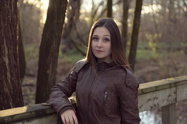 Krásná podzimní žena v golden park — Stock fotografie