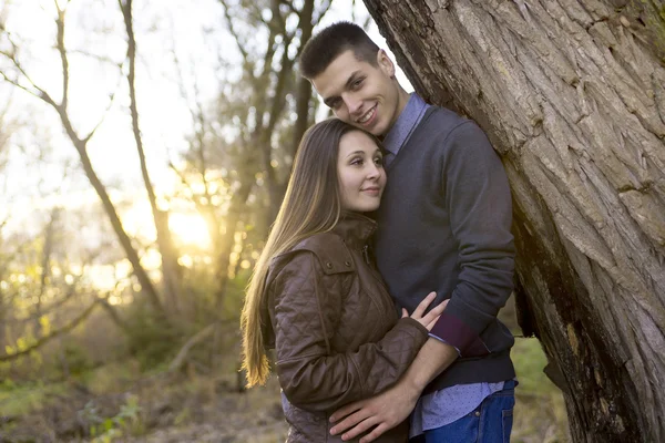 Pareja adolescente en otoño parque — Foto de Stock