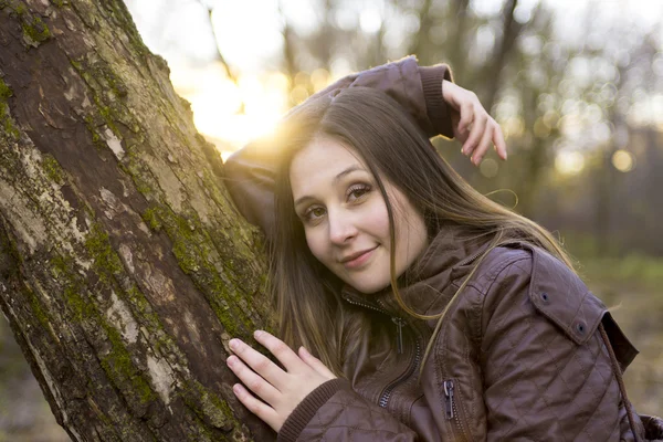 秋の公園で美しい若いブルネットの少女の肖像画. — ストック写真