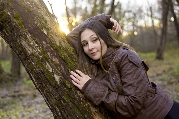 Portrét krásné mladé brunetka v parku na podzim. — Stock fotografie