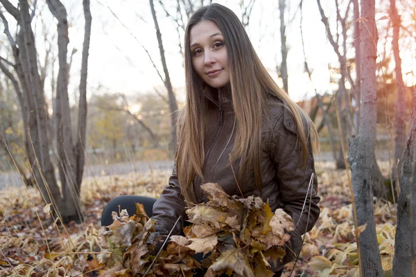 秋の公園で楽しんで美しい 10 代の少女の肖像画 — ストック写真