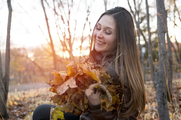 Portret piękna nastolatka zabawy w parku jesień — Zdjęcie stockowe