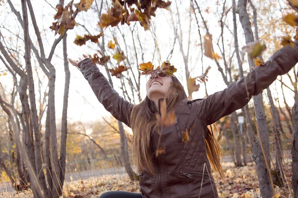 Retrato de una hermosa adolescente divirtiéndose en el parque de otoño —  Fotos de Stock