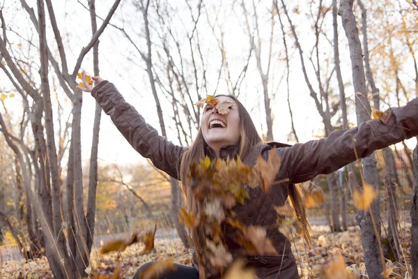 Retrato de una hermosa adolescente divirtiéndose en el parque de otoño —  Fotos de Stock