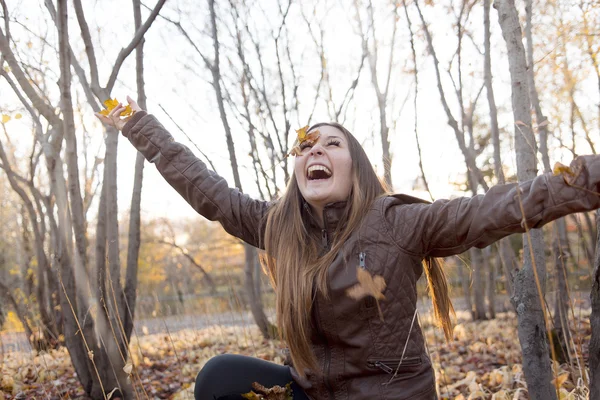 Portrét krásné dospívající dívky baví v podzimním parku — Stock fotografie