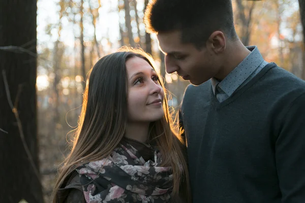 Coppia di adolescenti al parco autunnale — Foto Stock