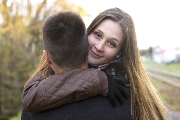 Teen pár na podzimní park — Stock fotografie