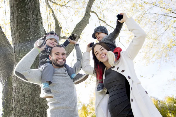 Famille heureuse s'amuser dans le parc d'automne — Photo