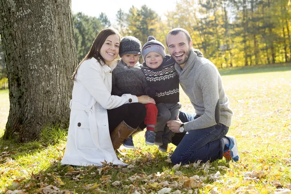 Famille heureuse s'amuser dans le parc d'automne — Photo