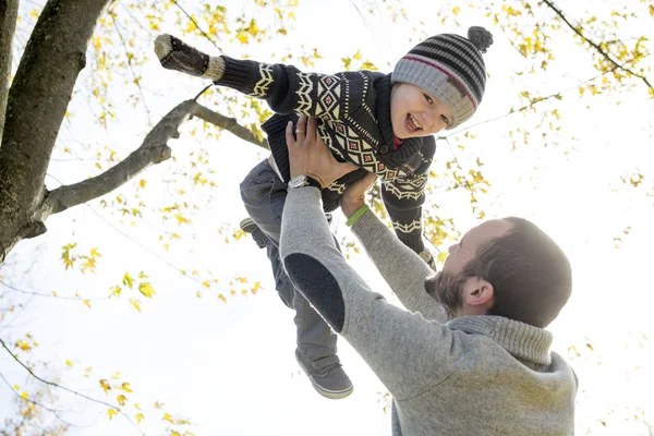 Portrait de père heureux avec fils dans le parc d'automne . — Photo