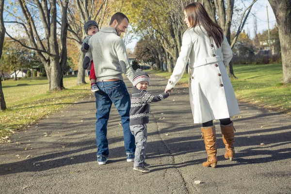 Caminhada em família ao longo do outono — Fotografia de Stock