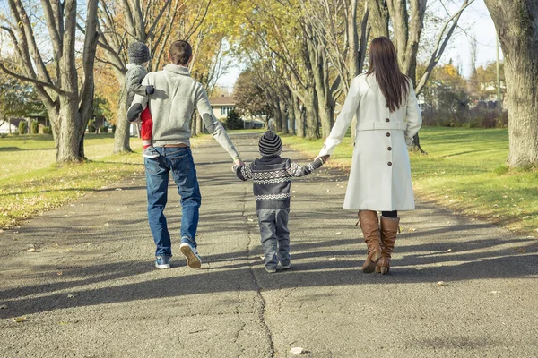 Famiglia che cammina lungo il percorso autunnale — Foto Stock
