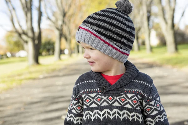 Jongen in het park. Portret van een jongen op herfst park — Stockfoto