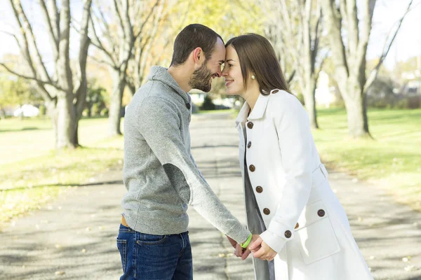 Retrato de hermosa pareja joven en un parque — Foto de Stock