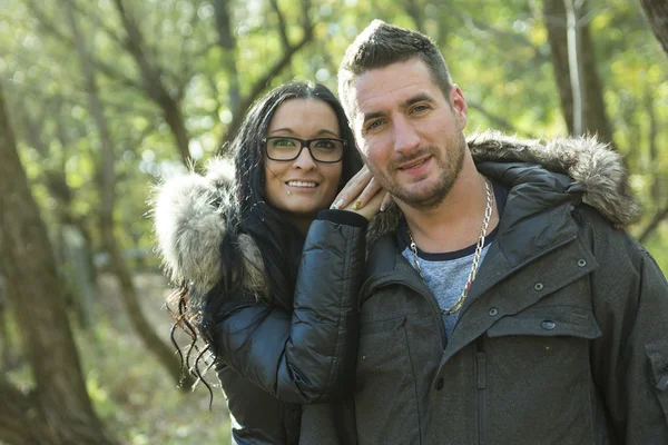 Feliz pareja de mediana edad al aire libre en hermoso día de otoño — Foto de Stock