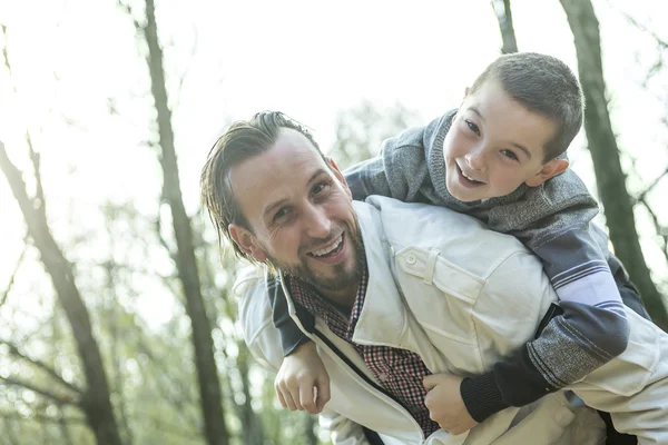 Père et fils tombent — Photo