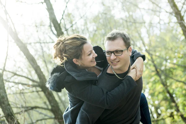 Feliz pareja de mediana edad al aire libre en hermoso día de otoño — Foto de Stock