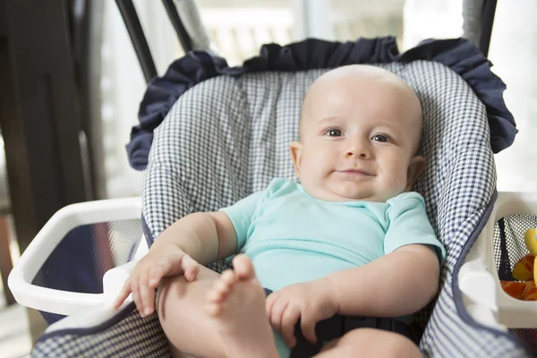 Adorable jeune garçon à la maison — Photo