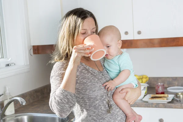 Fils et mère dans la cuisine — Photo