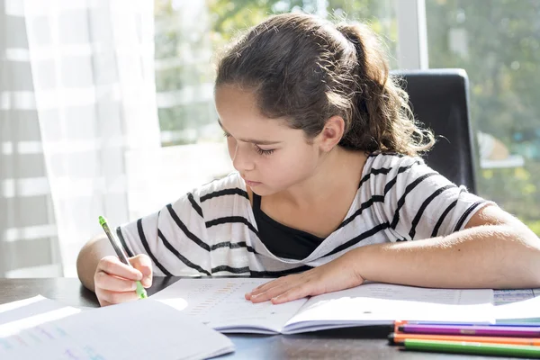 Kind zijn huiswerk in de witchen-tabel — Stockfoto