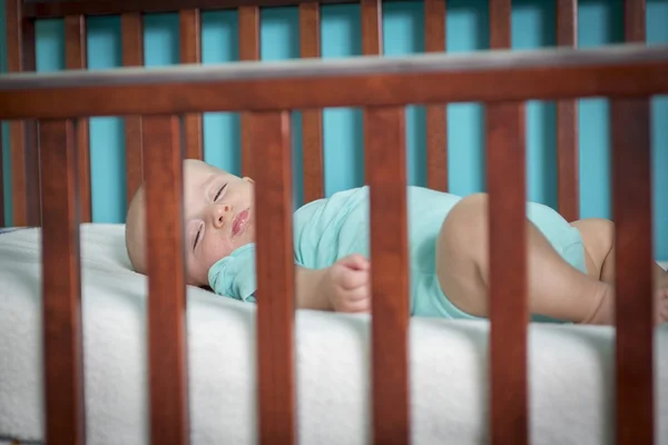 Adorabile bambino nella sua culla — Foto Stock