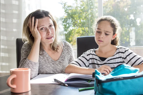 Scolaretta che studia con libri sul tavolo della cucina — Foto Stock