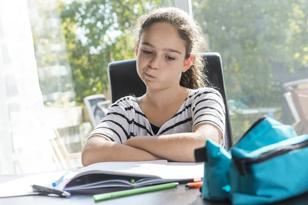 Schoolmeisje studeren met boeken op de keukentafel — Stockfoto