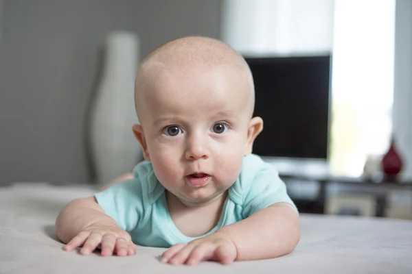 4 mese vecchio bambino ragazzo è posa su suo pancia a casa — Foto Stock
