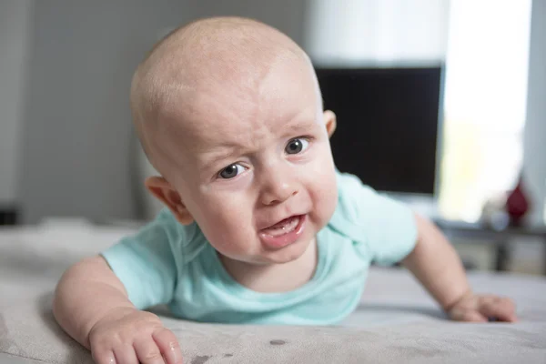 4 månader gammal pojke är om på hennes mage hemma — Stockfoto