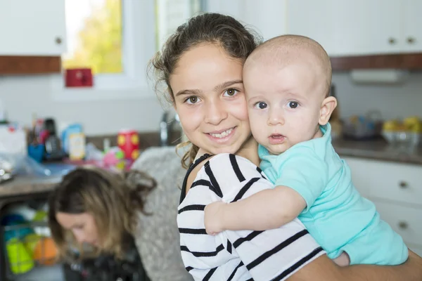 Familie i køkken - Stock-foto