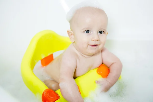 Mousse pour bébé dans le grand bain — Photo