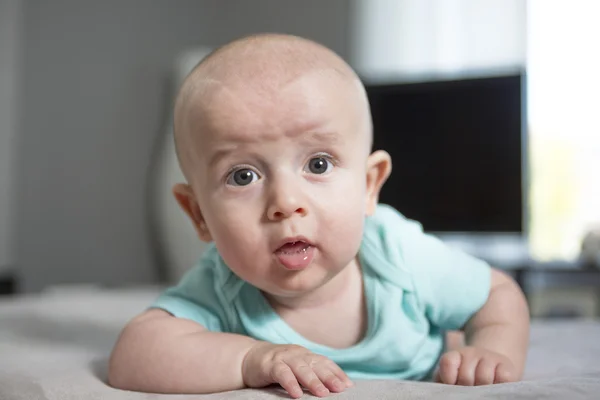 4 mois bébé garçon est couché sur son ventre à la maison — Photo