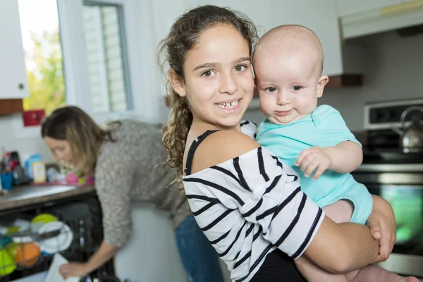 Familie i køkken - Stock-foto