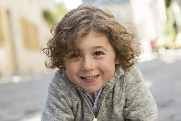Portret van een jongen op een stedelijke achtergrond — Stockfoto