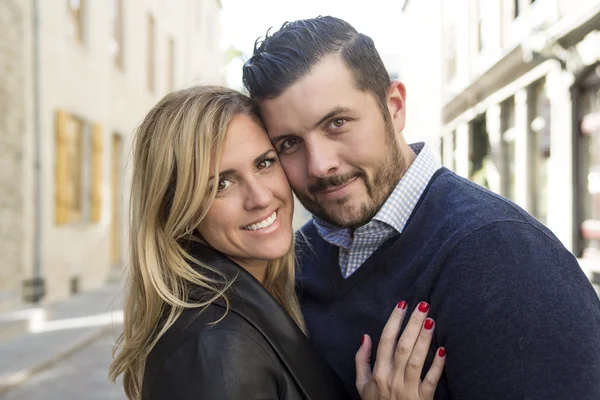 Jovem casal se divertindo em uma rua — Fotografia de Stock