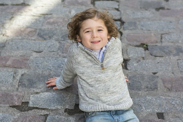 Retrato de un niño sobre un fondo urbano —  Fotos de Stock