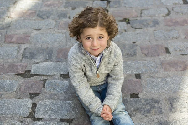 Portret chłopca na tle miejskich — Zdjęcie stockowe