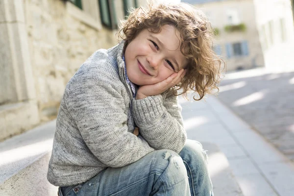 Portret van een jongen op een stedelijke achtergrond — Stockfoto