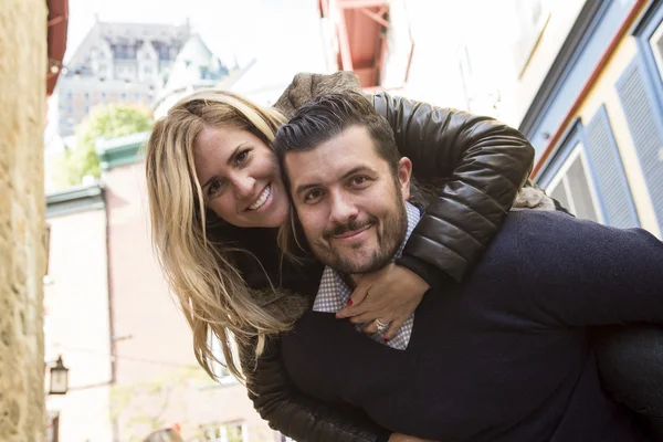 Jovem casal se divertindo em uma rua — Fotografia de Stock